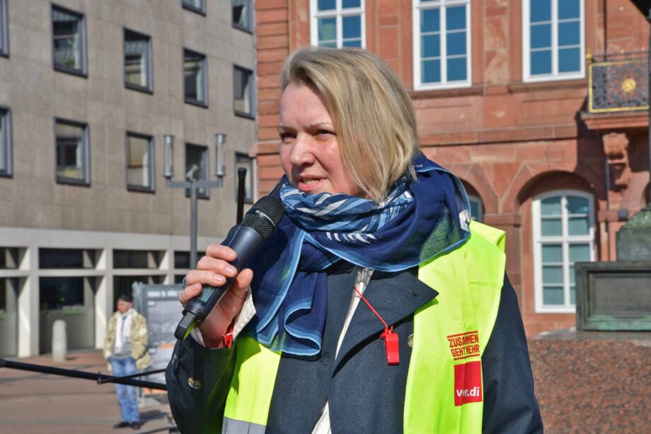 Beschäftigte aus Pflegeeinrichtungen aus ganz Hessen haben heute für ihre Forderungen in der Tarifrunde des Öffentlichen Dienstes gestreikt, hier in Hanau