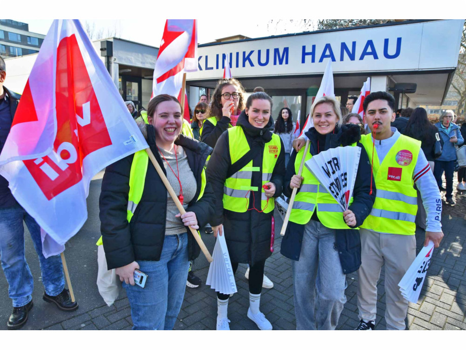 Beschäftigte aus Pflegeeinrichtungen aus ganz Hessen haben heute für ihre Forderungen in der Tarifrunde des Öffentlichen Dienstes gestreikt, hier in Hanau Beschäftigte aus Pflegeeinrichtungen aus ganz Hessen haben heute für ihre Forderungen in der Tarifrunde des Öffentlichen Dienstes gestreikt, hier in Hanau