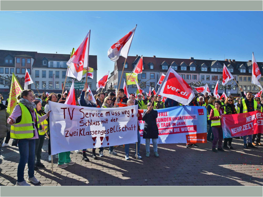 Beschäftigte aus Pflegeeinrichtungen aus ganz Hessen haben heute für ihre Forderungen in der Tarifrunde des Öffentlichen Dienstes gestreikt, hier in Hanau Beschäftigte aus Pflegeeinrichtungen aus ganz Hessen haben heute für ihre Forderungen in der Tarifrunde des Öffentlichen Dienstes gestreikt, hier in Hanau