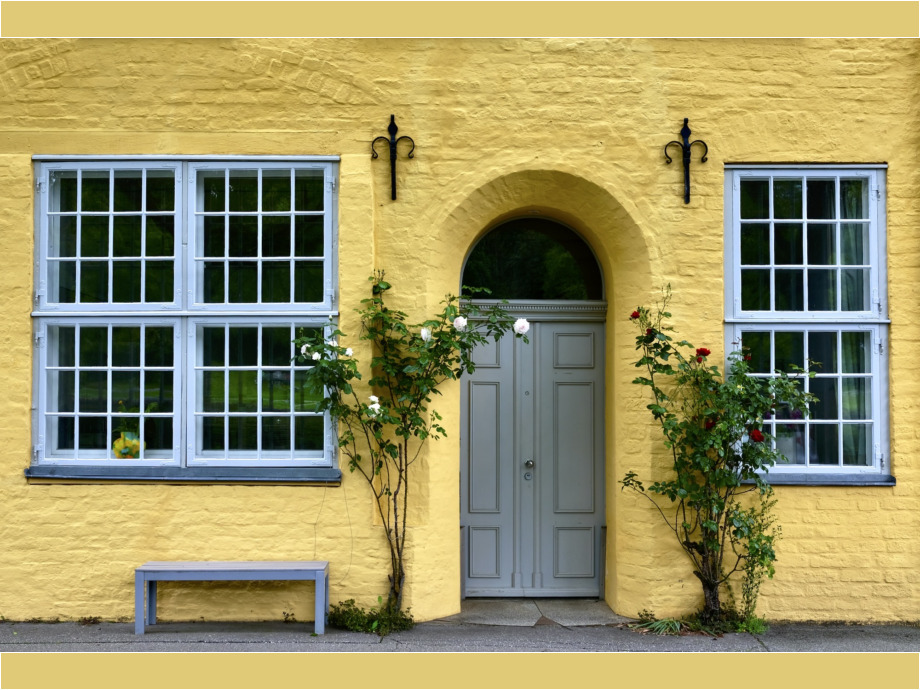 Kuschelbank vorm Haus