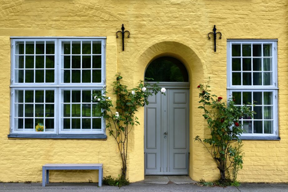 Kuschelbank vorm Haus