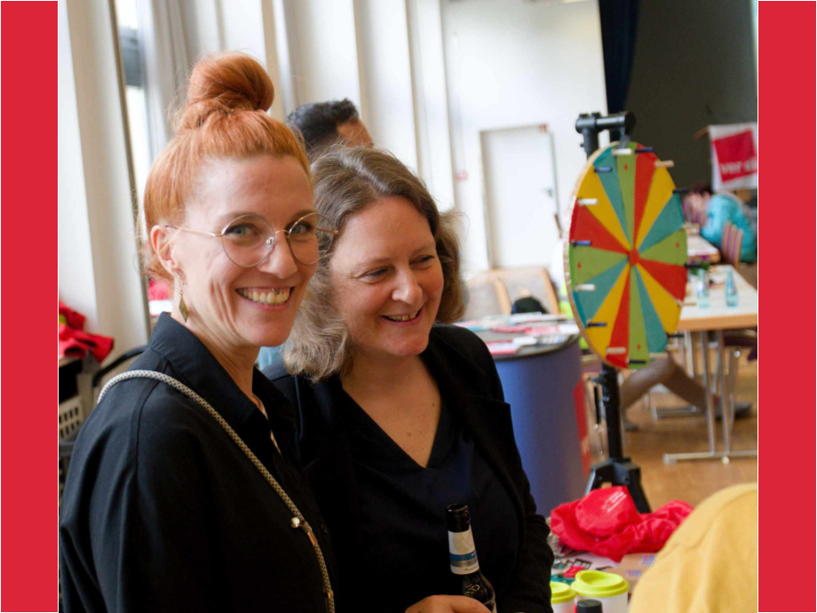 Gute Laune beim Sommerfest: Natalie Jopen, stellvetr. Landesbezirksleiterrin und Anja Willmann, verdi Hessen