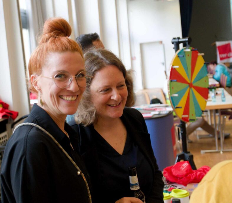 Gute Laune beim Sommerfest: Natalie Jopen, stellvetr. Landesbezirksleiterrin und Anja Willmann, verdi Hessen