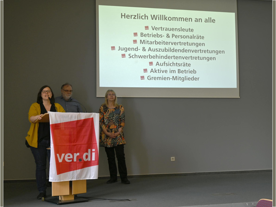 Rosa Schwenger, stellvertretende Geschäftsführerin Bezirk Frankfurt am Main und Region begrüßt die Gäste