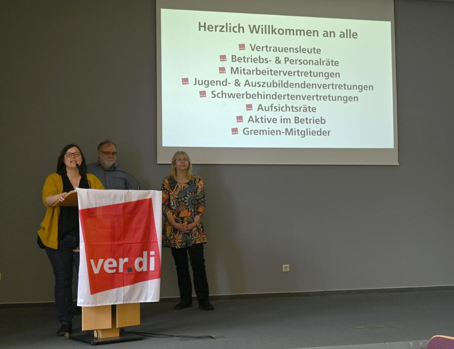 Rosa Schwenger, stellvertretende Geschäftsführerin Bezirk Frankfurt am Main und Region begrüßt die Gäste