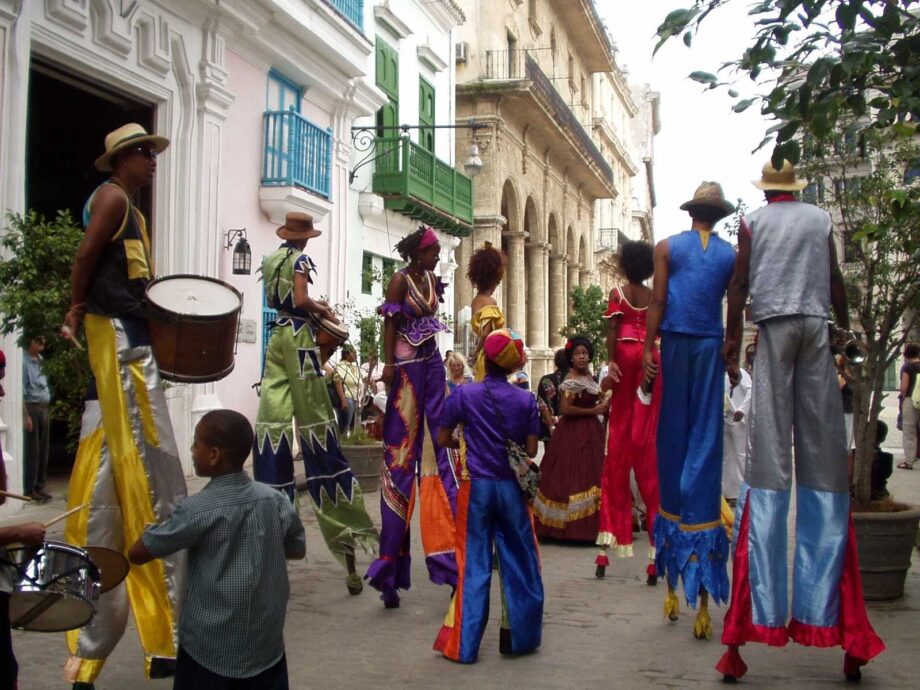 Straßenkünsterinnen in Havanna