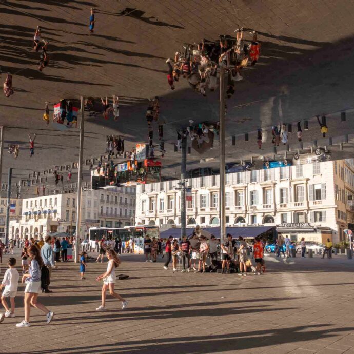 Strassenszene in Marseille mit Spiegel-Element