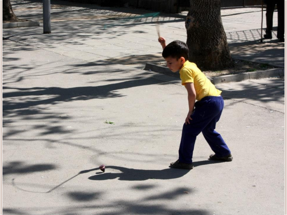 spielender Junge in Reggio nell Emilia