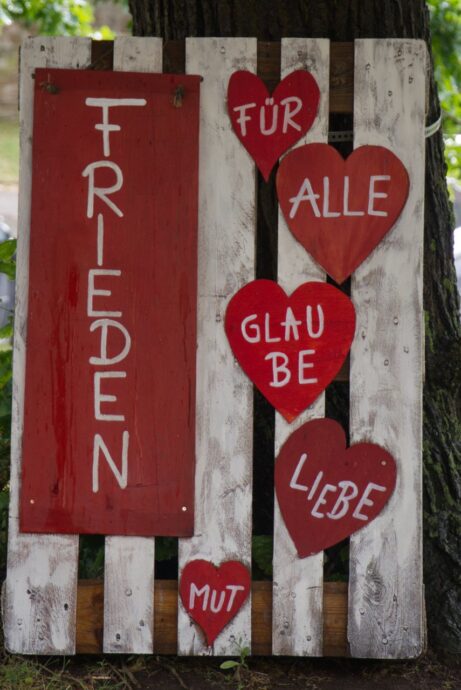 Frieden -vor der Kirche in Trendelburg