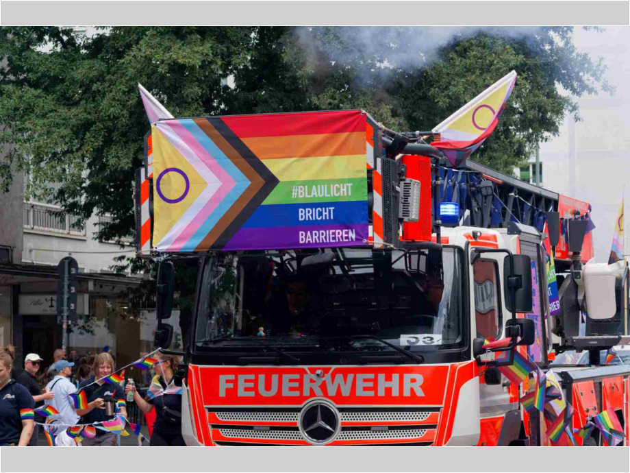 Kolleg:innen der Feuerwehr