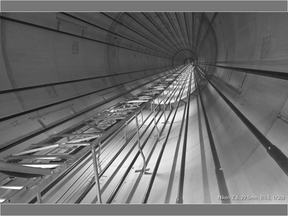Blick nach oben in das Innere einer Windkraftanlage