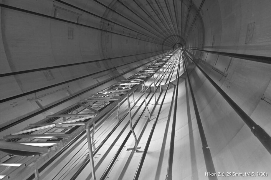 Blick nach oben in das Innere einer Windkraftanlage