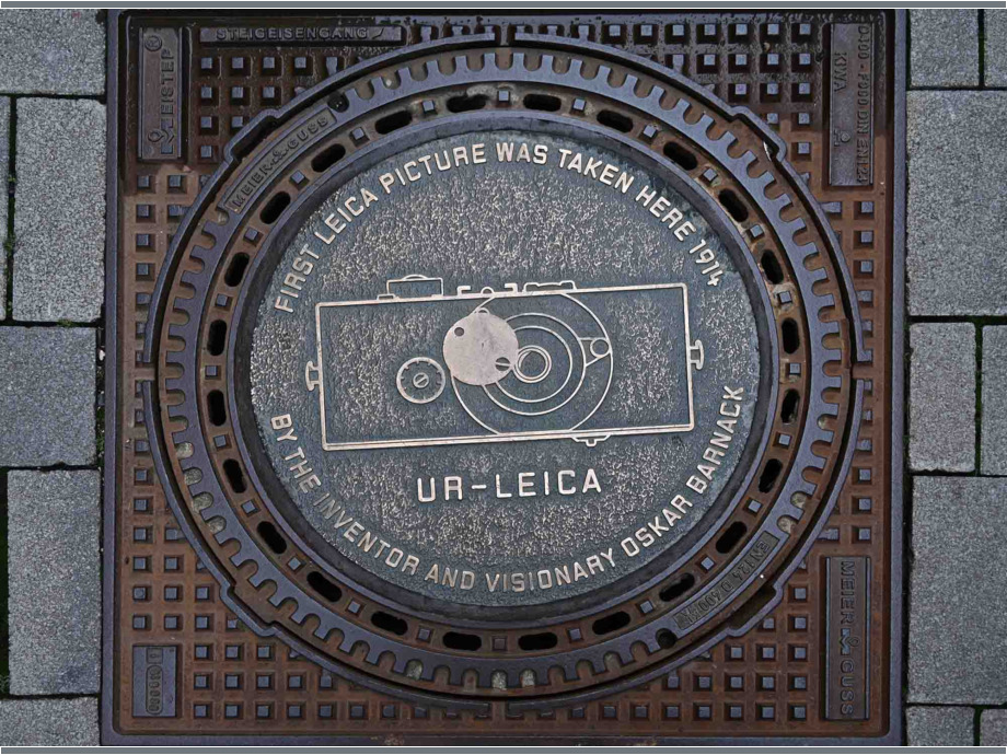 Der Kanaldeckel markiert den Punkt, an dem Oskar Barnack im Jahr 1914 eines der ersten Fotos mit der Ur-Leica aufnahm Der Kanaldeckel markiert den Punkt, an dem Oskar Barnack im Jahr 1914 eines der ersten Fotos mit der Ur-Leica aufnahm
