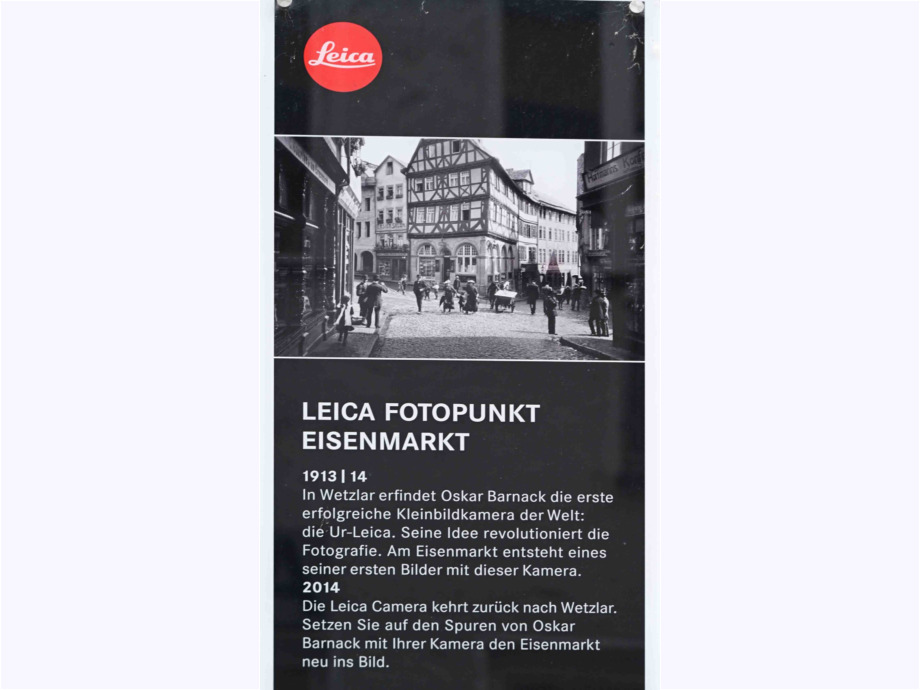 Und so hat Oskar Barnack das selbe Altstadtmotiv am Eisenmarkt im Jahr 1914 aufgenommen. Und so hat Oskar Barnack das selbe Altstadtmotiv am Eisenmarkt im Jahr 1914 aufgenommen.