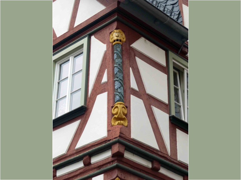 Kunstvolle Schnitzerei ziert ein Fachwerkhaus Kunstvolle Schnitzerei ziert ein Fachwerkhaus