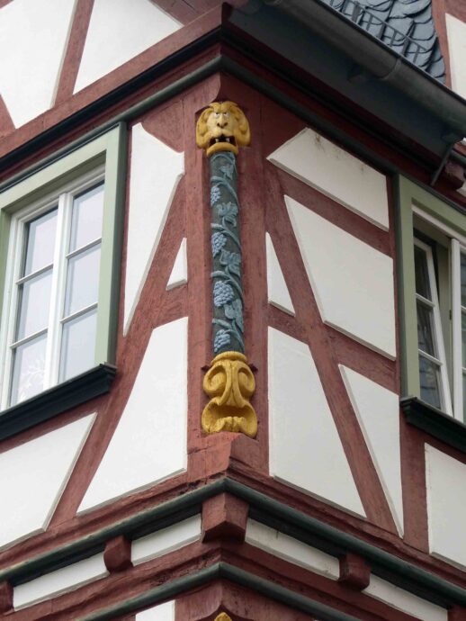 Kunstvolle Schnitzerei ziert ein Fachwerkhaus Kunstvolle Schnitzerei ziert ein Fachwerkhaus