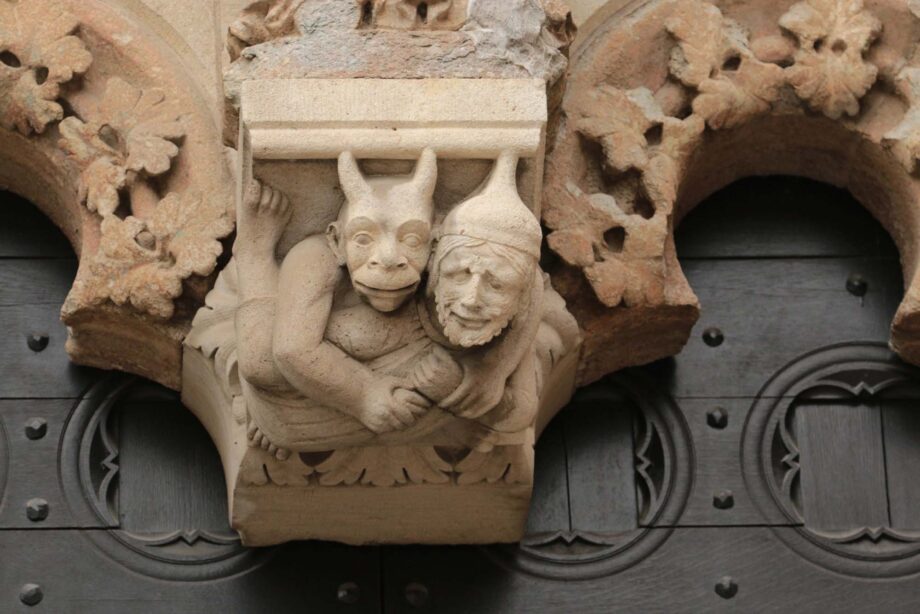 Kunstvolle Steinmetzarbeit mit rassistischem Inhalt Kunstvolle Steinmetzarbeit mit rassistischem Inhalt