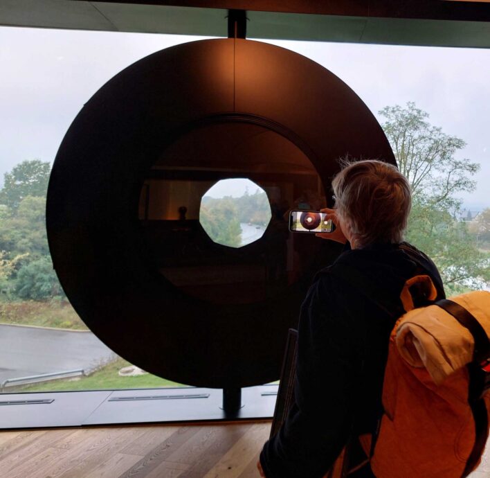 Technikdetail im Museum - eine überdimensionale Kamerablende Technikdetail im Museum - eine überdimensionale Kamerablende