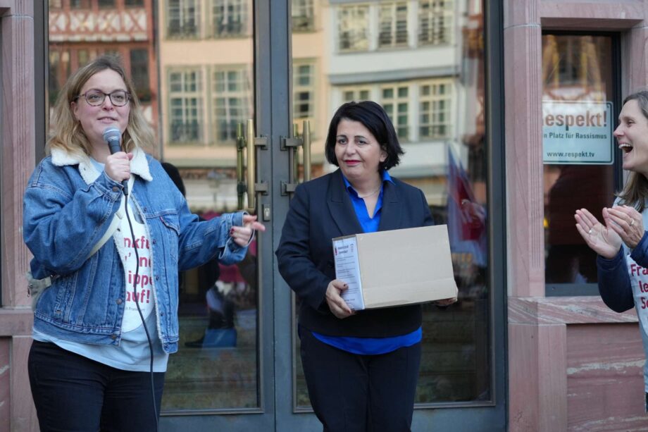 Übergabe der Unterschriften an die Stadtverordnetenvorsteherin Übergabe der Unterschriften an die Stadtverordnetenvorsteherin