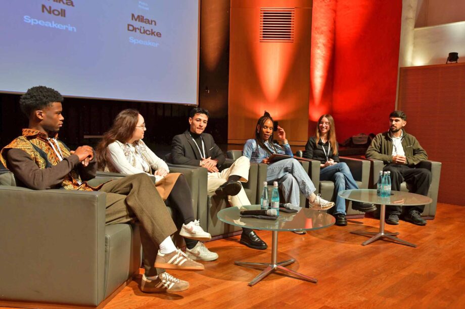 Diskussion "Wem gehört die Zukunft?" Diskussion "Wem gehört die Zukunft?"