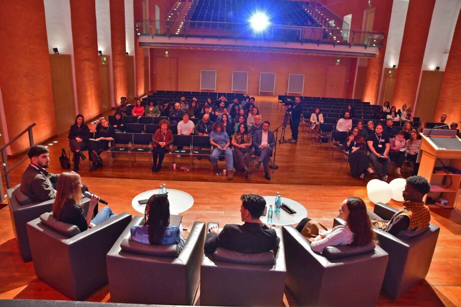 Diskussionsrunde der Jugend Diskussionsrunde der Jugend