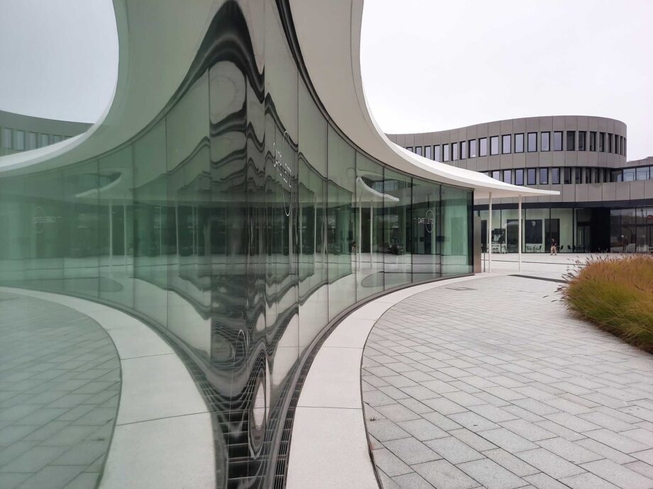 Architektonisch bewusst gestaltet: Spiegelung an der Café-Fassade Architektonisch bewusst gestaltet: Spiegelung an der Café-Fassade