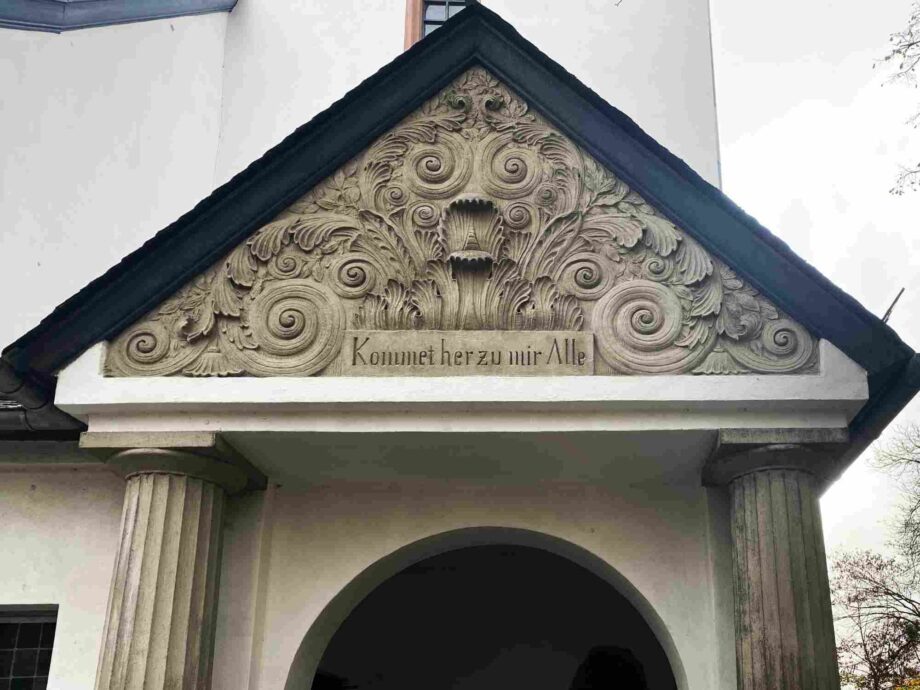 Das Monster an der Kirche