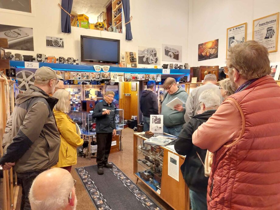 Museumsleiter Siegfried Jaedike erinnert uns bei seiner Führung an die erfolgreiche Zeit der Minox ebenso wie an ihren Niedergang Museumsleiter Siegfried Jaedike erinnert uns bei seiner Führung an die erfolgreiche Zeit der Minox ebenso wie an ihren Niedergang