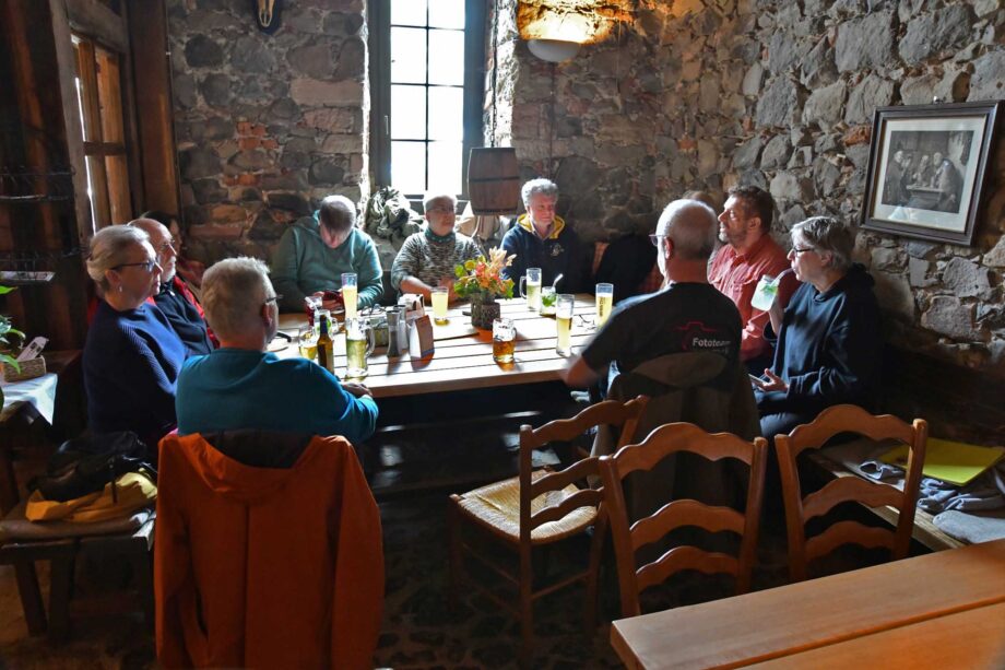 Letztes Beisammensitzen, dann geht es nach hause Letztes Beisammensitzen, dann geht es nach hause