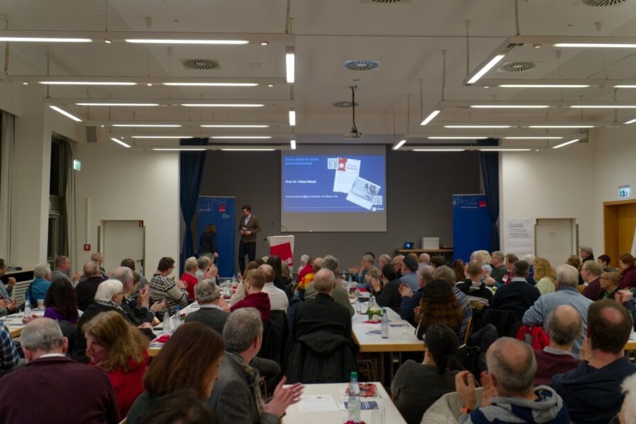 Voller Saal im Gewerkschaftshaus Voller Saal im Gewerkschaftshaus