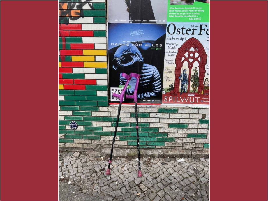 Berlin. Benötigt jemand Krücken?