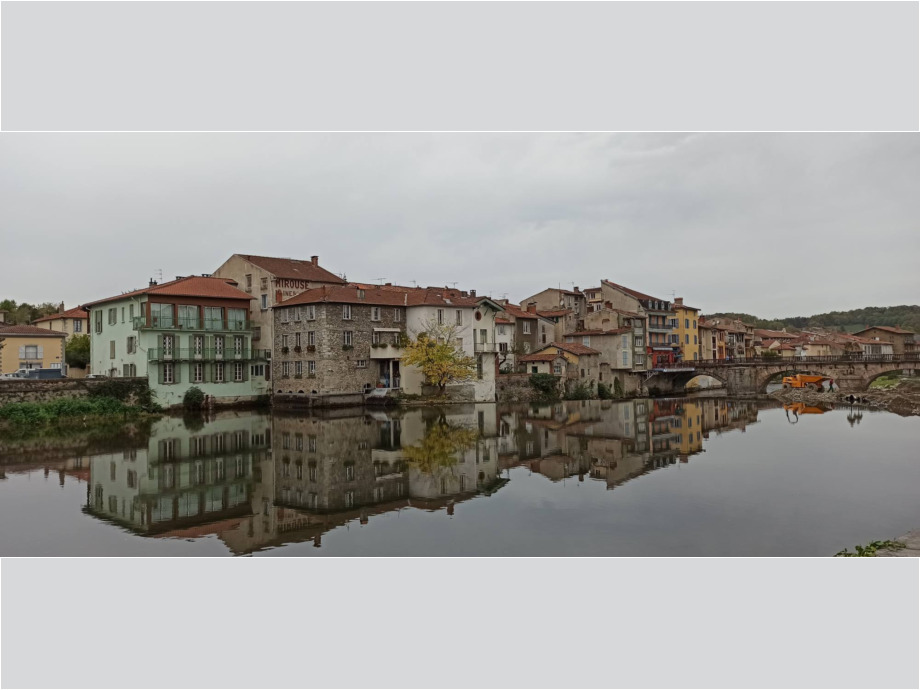 Stadt am Fluss mit Spiegelbild