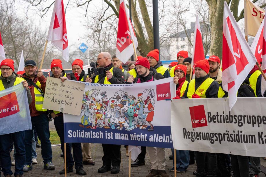 Landesbeschäftigte aus Kassel und Marburg sind zur Unterstützung ihrer Gewerkschaft angereist Landesbeschäftigte aus Kassel und Marburg sind zur Unterstützung ihrer Gewerkschaft angereist