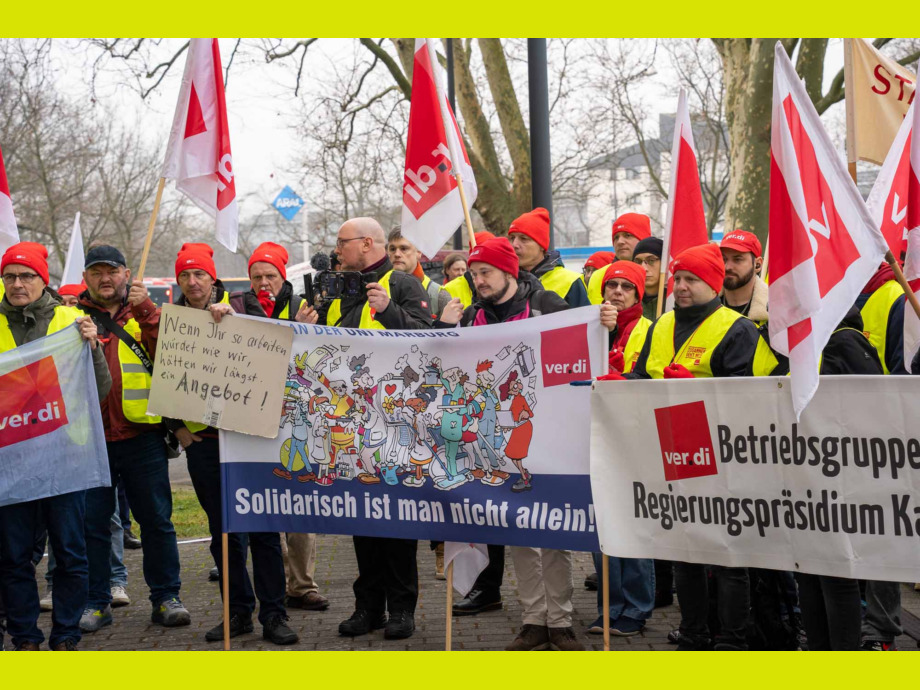 Landesbeschäftigte aus Kassel und Marburg sind zur Unterstützung ihrer Gewerkschaft angereist
