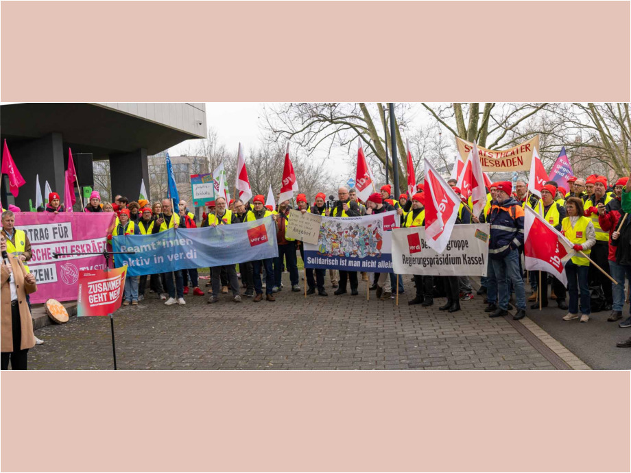 Aufmerksam verfolgen die Kolleginnen und Kollegen die Redebeiträge der Verhandlungsführer*innen Aufmerksam verfolgen die Kolleginnen und Kollegen die Redebeiträge der Verhandlungsführer*innen