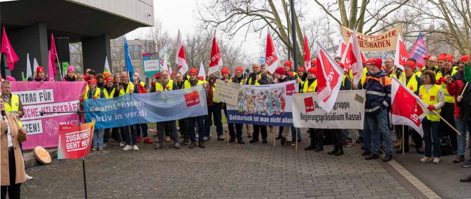 Aufmerksam verfolgen die Kolleginnen und Kollegen die Redebeiträge der Verhandlungsführer*innen Aufmerksam verfolgen die Kolleginnen und Kollegen die Redebeiträge der Verhandlungsführer*innen