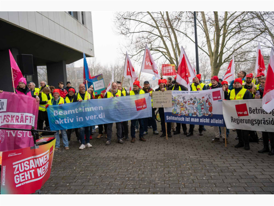 Ein kleiner Ausschnitt der 400 Unterstützer*innen Ein kleiner Ausschnitt der 400 Unterstützer*innen