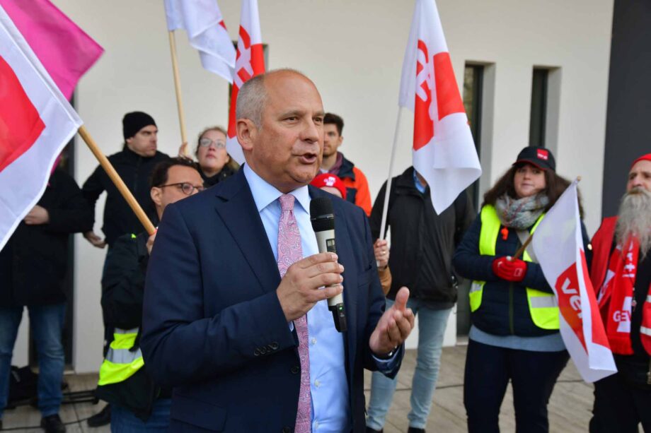 Innenminister Poseck weist die Gewerkschaftsforderungen als "nicht darstellbar" Innenminister Poseck weist die Gewerkschaftsforderungen als "nicht darstellbar" zurück