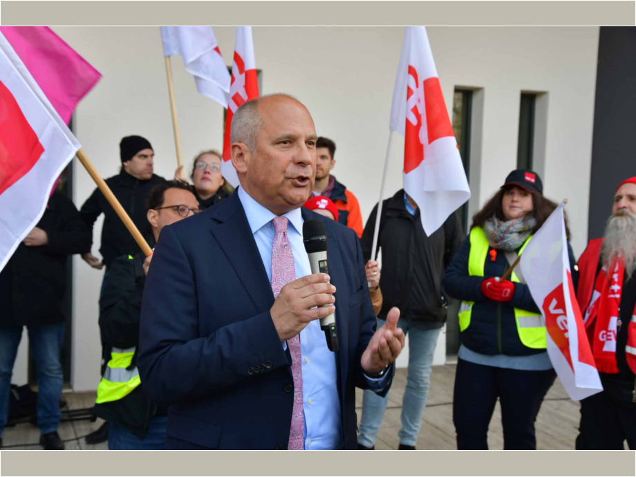Innenminister Poseck weist die Gewerkschaftsforderungen als "nicht darstellbar" Innenminister Poseck weist die Gewerkschaftsforderungen als "nicht darstellbar" zurück