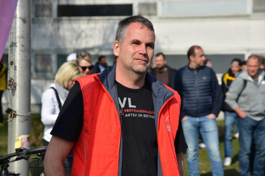 Die Belastung der Mitarbeiter:innen ist krass angestiegen Die Belastung der Mitarbeiter:innen ist krass angestiegen