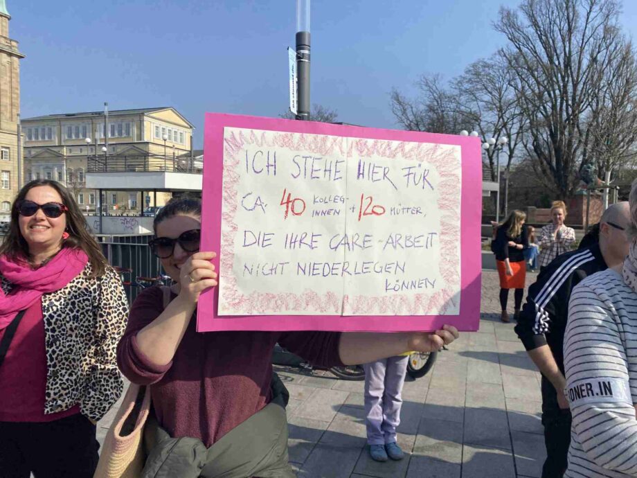 Zur Care-Arbeit zählen Hausarbeit, Pflegen, Betreuen und Versorgen von Kindern wie Erwachsenen
