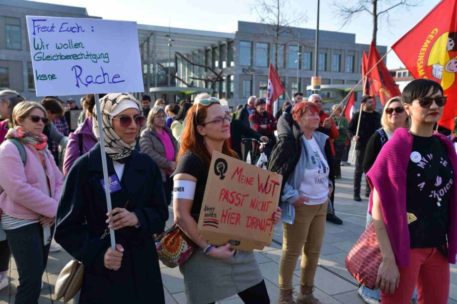 Wir wollen Gleichberechtigung! Wir wollen Gleichberechtigung!