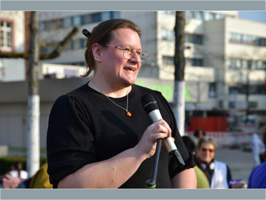 Für Frauenrechte und soziale Gerechtigkeit! Für Frauenrechte und soziale Gerechtigkeit!