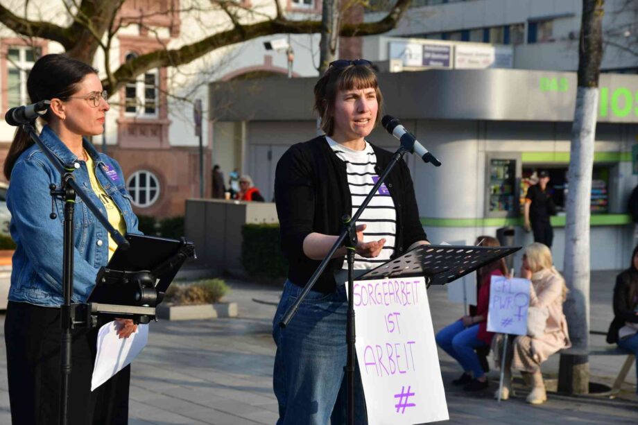 Frauen leisten den Großteil unbezahlter Sorgearbeit Frauen leisten den Großteil unbezahlter Sorgearbeit