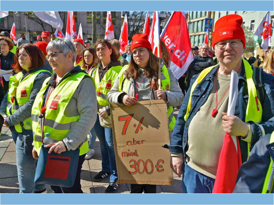 Die Beschäftigten gehen für die Tarifforderungen auf die Straße