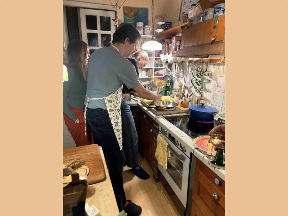 Ich mag es, wenn mein Sohn und seine Freundin das Kochen in unserer Küche übernehmen Ich mag es, wenn mein Sohn und seine Freundin das Kochen in unserer Küche übernehmen