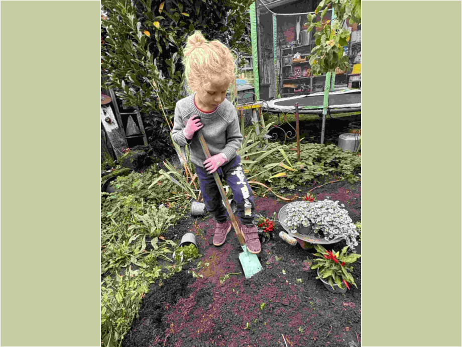 Ich mag es, wenn mein Enkel mir im Garten hilft Ich mag es, wenn mein Enkel mir im Garten hilft