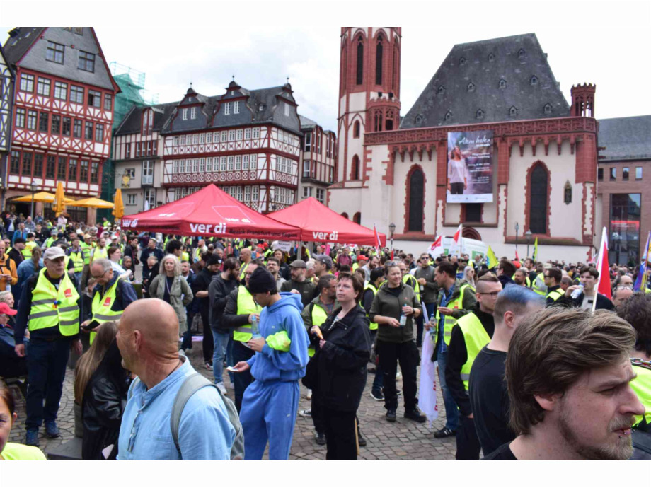 Zentrale Kundgebung auf dem Frankfurter Römer Zentrale Kundgebung auf dem Frankfurter Römer