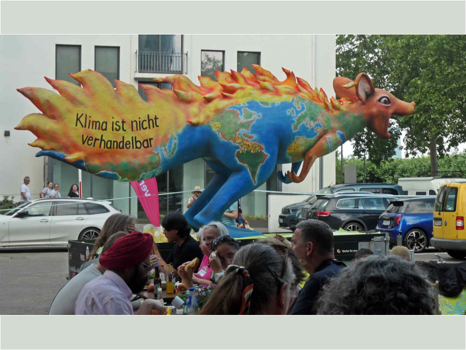 Auf dem Hof des Gewerkschaftshauses