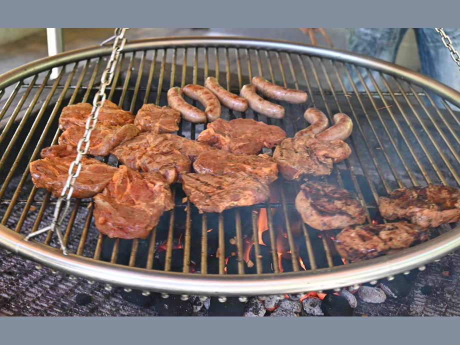 Auf den Grills lagen leckere Steaks sowie halal, vegetarische und vegane Spezialitäten